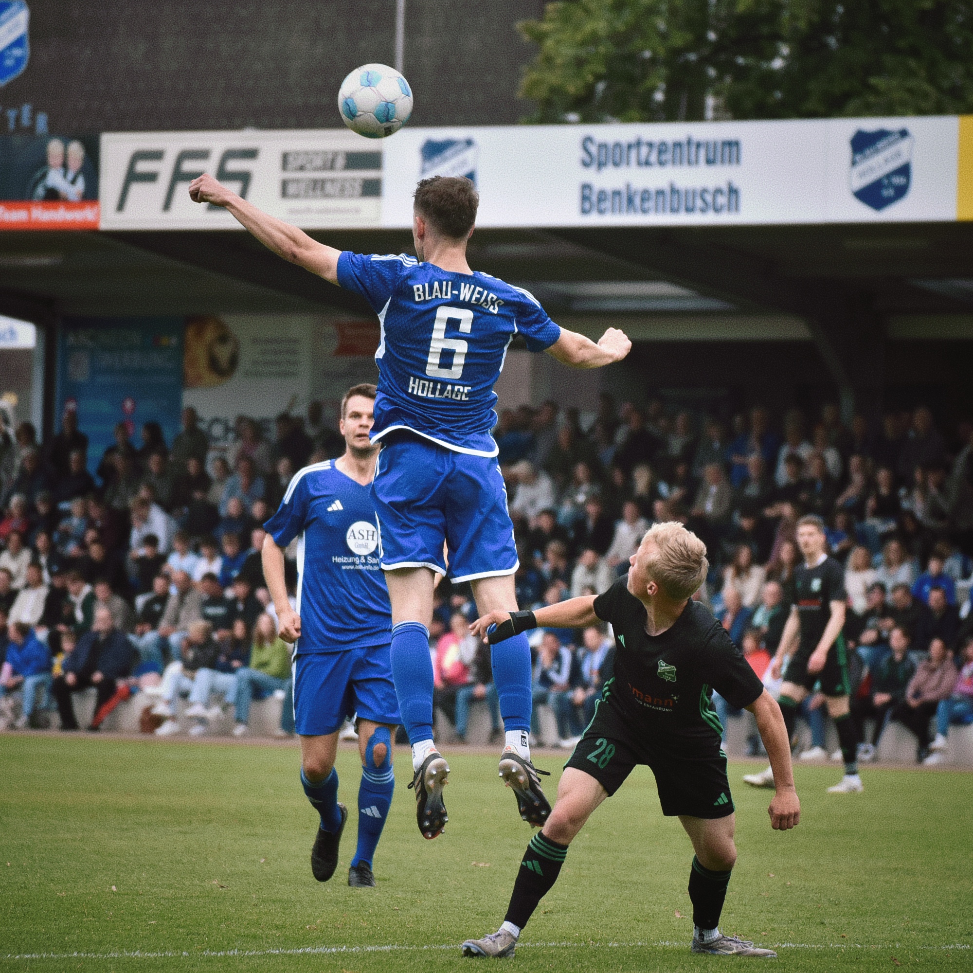 Fußballspieler im dramatischen Stadionlicht